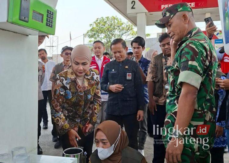 Disdagkop UKM Kendal Beri Layanan Tera dan Tera Ulang, Jamin Hak Konsumen dan Pengusaha 25 Kepala Dinas Perdagangan, Koperasi dan UKM (Disdagkop UKM) Kabupaten Kendal, Toni Ari Wibowo (kedua kiri), mendampingi Bupati Kendal, Dyah Kartika Permanasari (kiri) meninjau tera ulang di salah satu SPBU di Kendal. (dok for Lingkarjateng.id)
