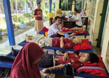 Sejumlah tenaga pendidik SMPN 2 Salatiga saat mendonorkan darahnya pada acara peringatan HUT ke-66 di sekolah tersebut, belum lama ini. ( Dok. SMPN 2 Salatiga/Lingkarjateng.id)
