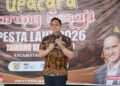 Anggota DPR RI Komisi VI, Firnando Ganinduto saat memberikan sambutan pada kegiatan sedekah laut Desa Gempolsewu, Kecamatan Rowosari, Kabupaten Kendal pada Jumat, 26 Juni 2026. (Anik Kustiani/Lingkarjateng.id)