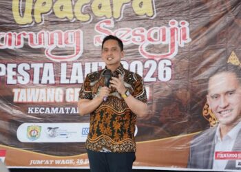 Anggota DPR RI Komisi VI, Firnando Ganinduto saat memberikan sambutan pada kegiatan sedekah laut Desa Gempolsewu, Kecamatan Rowosari, Kabupaten Kendal pada Jumat, 26 Juni 2026. (Anik Kustiani/Lingkarjateng.id)