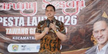 Anggota DPR RI Komisi VI, Firnando Ganinduto saat memberikan sambutan pada kegiatan sedekah laut Desa Gempolsewu, Kecamatan Rowosari, Kabupaten Kendal pada Jumat, 26 Juni 2026. (Anik Kustiani/Lingkarjateng.id)