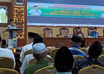 Ketua MUI Batang KH. Zainul Iroki (kiri), memberikan sambutan saat membuka Halaqah MUI, di Aula Kantor Bupati Batang, Kabupaten Batang (H.O. Pemkab)