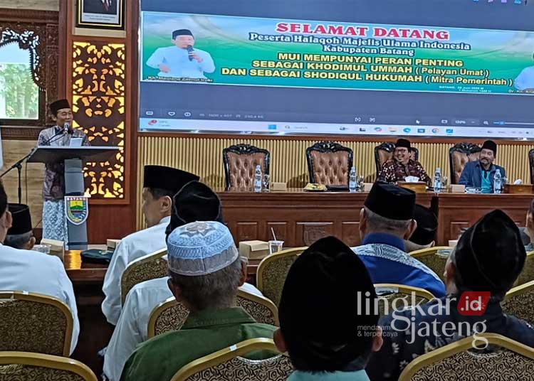 Gelar Halaqah, MUI Batang Tegaskan Netralitas dan Komitmen Kawal Kepentingan Umat 25 Ketua MUI Batang KH. Zainul Iroki (kiri), memberikan sambutan saat membuka Halaqah MUI, di Aula Kantor Bupati Batang, Kabupaten Batang (H.O. Pemkab)