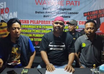 Koordinator Germap, Cahya Basuki atau Yayak Gundul (tengah), di posko pengaduan jalan rusak depan Gedung DPRD Kabupaten Pati. (dok for Lingkarjateng.id)
