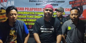 Koordinator Germap, Cahya Basuki atau Yayak Gundul (tengah), di posko pengaduan jalan rusak depan Gedung DPRD Kabupaten Pati. (dok for Lingkarjateng.id)