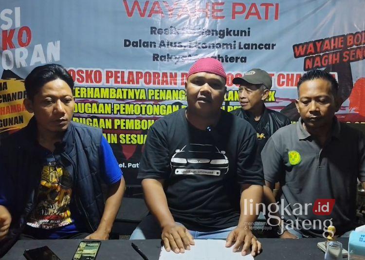 Germap Bawa 20 Aduan Jalan Rusak ke Audiensi dengan DPUTR Pati 25 Koordinator Germap, Cahya Basuki atau Yayak Gundul (tengah), di posko pengaduan jalan rusak depan Gedung DPRD Kabupaten Pati. (dok for Lingkarjateng.id)