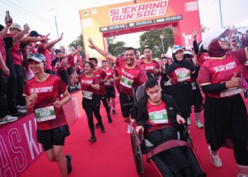Gubernur Jawa Tengah (Jateng) Ahmad Luthfi mengajak putranya, Mohammad Alif Daffa, untuk meramaikan Soekarno Run 2026 di Kota Surakarta, Minggu, 28 Juni 2026. (Humas Pemprov Jateng/Lingkarjateng.id)