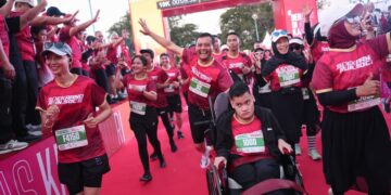 Gubernur Jawa Tengah (Jateng) Ahmad Luthfi mengajak putranya, Mohammad Alif Daffa, untuk meramaikan Soekarno Run 2026 di Kota Surakarta, Minggu, 28 Juni 2026. (Humas Pemprov Jateng/Lingkarjateng.id)