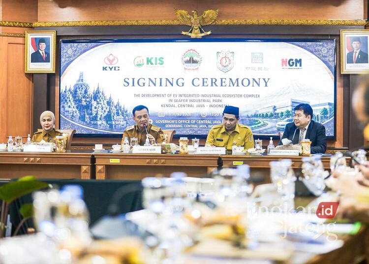 Investor China Tanam Investasi Industri Kendaraan Listrik Rp15 Triliun di Jateng 25 Gubernur Jawa Tengah Ahmad Luthfi menerima kedatangan Direktur Utama PT Kawasan Industri Seafer (KIS) Kendal Bryan W Sudarwo di Kantor Gubernuran, Semarang, Senin, 15 Juni 2026. (Humas Pemprov Jateng/Lingkarjateng.id)