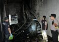 Petugas kepolisian mengecek kondisi pasca kebakaran gudang Toko Pakaian Putra Sandang DesaDoro, Kabupaten Pekalongan pada Rabu, 17 Juni 2026. (dok Humas Polres Pekalongan/Lingkarjateng.id)