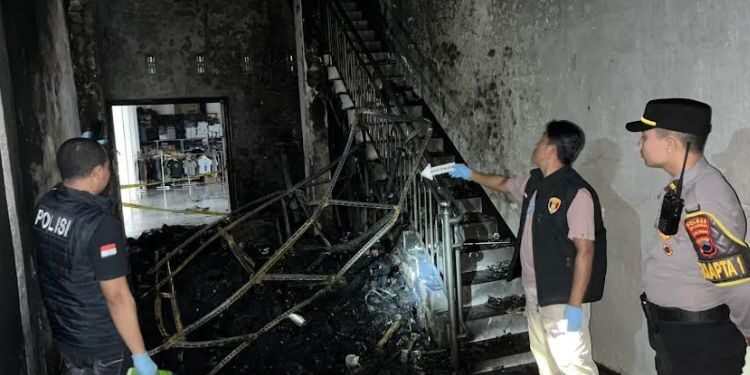 Petugas kepolisian mengecek kondisi pasca kebakaran gudang Toko Pakaian Putra Sandang DesaDoro, Kabupaten Pekalongan pada Rabu, 17 Juni 2026. (dok Humas Polres Pekalongan/Lingkarjateng.id)