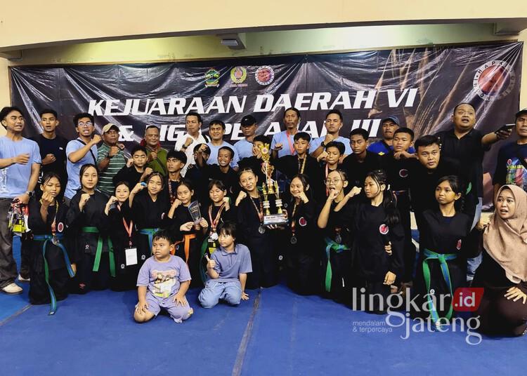 Raih 20 Medali, Hapkido Rembang Sabet Predikat Tim Terbaik di Kejurda Jateng 25 Kontingen Hapkido Rembang berfoto bersama dalam Kejuaraan Daerah (Kejurda) VI dan Liga Pelajar III Hapkido Jawa Tengah yang berlangsung di Universitas Semarang (USM). (Vicky Rio/Lingkarjateng.id)