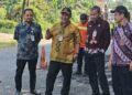 Kepala DPUPR Jawa Tengah, Henggar Budi Anggoro, saat meninjau langsung kondisi jalan Jepara–Keling pada Kamis, 11 Juni 2026. (Tomi Budianto/Lingkarjateng.id)