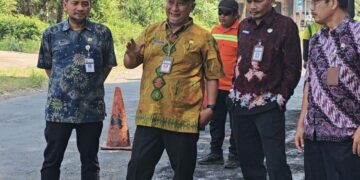 Kepala DPUPR Jawa Tengah, Henggar Budi Anggoro, saat meninjau langsung kondisi jalan Jepara–Keling pada Kamis, 11 Juni 2026. (Tomi Budianto/Lingkarjateng.id)