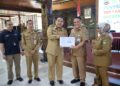 31 Tahun Jadi PNS, Masa Pensiun Sekda Blora Lanjut Pendidikan Jenjang Doktoral 35 Bupati Blora Arief Rohman menyerahkan SK Pensiun kepada Sekda Blora Komang Gede Irawadi di Pendopo Kabupaten, Selasa (02/06/2026). Foto: Dok. Pemkab Blora/Lingkar