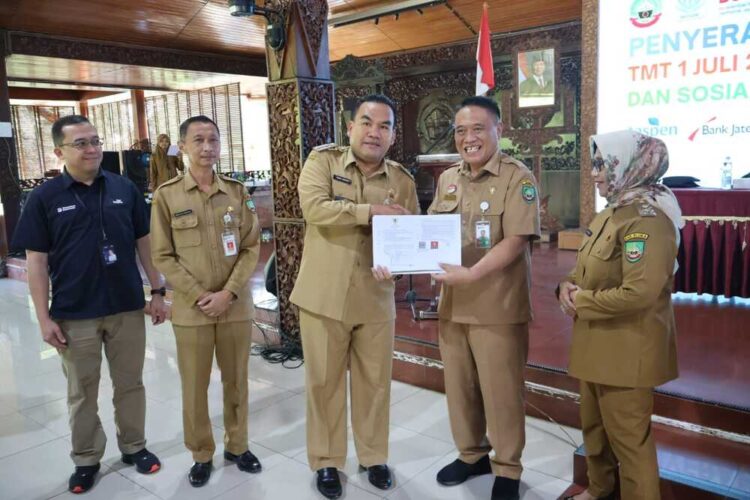 Bupati Blora Arief Rohman menyerahkan SK Pensiun kepada Sekda Blora Komang Gede Irawadi di Pendopo Kabupaten, Selasa (02/06/2026). Foto: Dok. Pemkab Blora/Lingkar