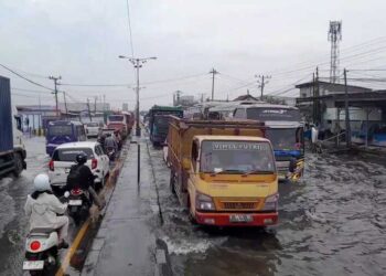 Kondisi Jalan Pantura Demak-Semarang terdampak banjir rob, baru baru ini. Foto: Burhan/Lingkar
