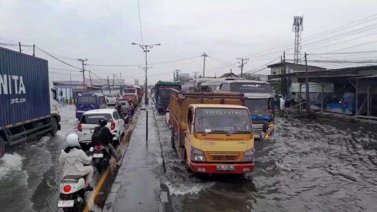 Pemkab Demak Soroti Bencana Hidrometeorologi Tak Hanya di Pesisir, Tapi Meluas hingga Daratan 25 Kondisi Jalan Pantura Demak-Semarang terdampak banjir rob, baru baru ini. Foto: Burhan/Lingkar