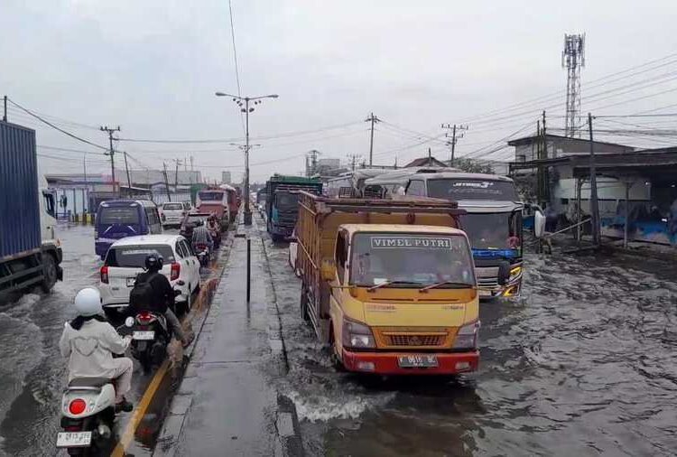 Pemkab Demak Soroti Bencana Hidrometeorologi Tak Hanya di Pesisir, Tapi Meluas hingga Daratan 25 Kondisi Jalan Pantura Demak-Semarang terdampak banjir rob, baru baru ini. Foto: Burhan/Lingkar