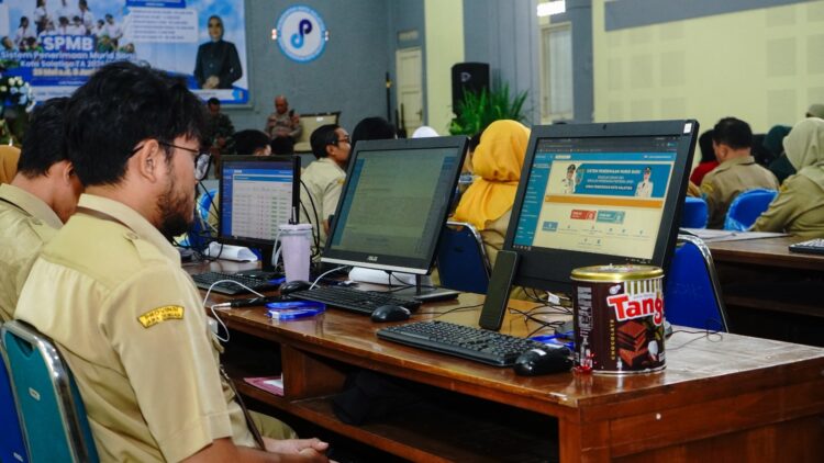 Kuota SMP di Salatiga Lebih Besar dari Jumlah Lulusan SD, Disdik Ungkap Penyebab Sekolah Kekurangan Siswa 25 Ilustrasi suasana pendaftaran SPMB tahun ajaran 2026/2027 di Kantor Dinas Pendidikan Kota Salatiga, Selasa, 2 Juni 2026. Foto: Dok.Prokompim Setda Salatiga/Lingkar