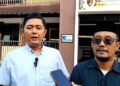Kuasa hukum korban, Nizar Al Qodari bersama Korlap Aliansi Santri Pati untuk Demokrasi (Aspirasi), Ulil saat diwawancarai di Mapolres Demak. Foto : Burhan/Lingkar
