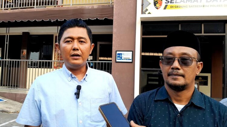 Kuasa hukum korban, Nizar Al Qodari bersama Korlap Aliansi Santri Pati untuk Demokrasi (Aspirasi), Ulil saat diwawancarai di Mapolres Demak. Foto : Burhan/Lingkar