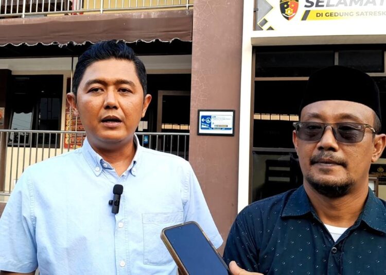 Oknum Pengasuh Padepokan di Demak Dipolisikan, Dugaan Pelecehan Seksual 25 Kuasa hukum korban, Nizar Al Qodari bersama Korlap Aliansi Santri Pati untuk Demokrasi (Aspirasi), Ulil saat diwawancarai di Mapolres Demak. Foto : Burhan/Lingkar