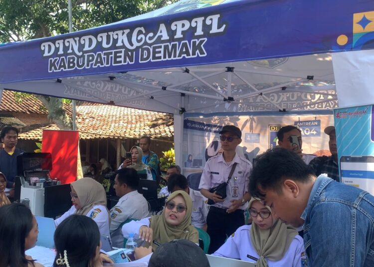 Warga antri memanfaatkan pelayanan adminduk yang dibuka oleh Dindukcapil Demak dalam kegiatan Demang Ngantor Deso, di Balai desa Mangunrejo, Kebonagung. Foto : Burhan Aslam/Lingkar