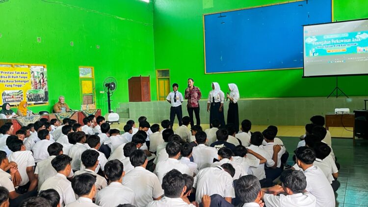 Pernikahan Dini di Demak Tinggi, Dinsos P2PA dan TP PKK Dorong Kolaborasi Pencegahan 25 : Dinsos P2PA Kabupaten Demak, menggelar kegiatan edukasi pencegahan perkawinan anak di SMP Negeri 1 Mranggen. Foto : Burhan Aslam/Lingkar