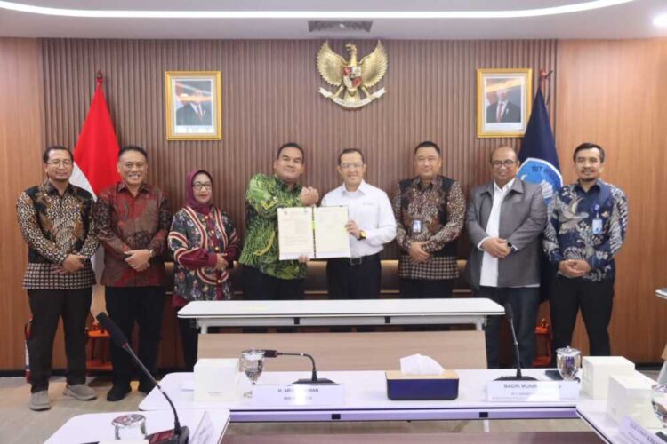 Pemkab Blora Resmi Hibahkan Aset Lahan 8,7 Hektare ke Kemendiktisaintek 25 Bupati Blora dalam acara Penandatanganan berita acara serah terima (BAST), di Kantor Mendiktisainteks, Jakarta, Jumat (12/06/2026). Foto : Dok.Pemkab Blora/Lingkar
