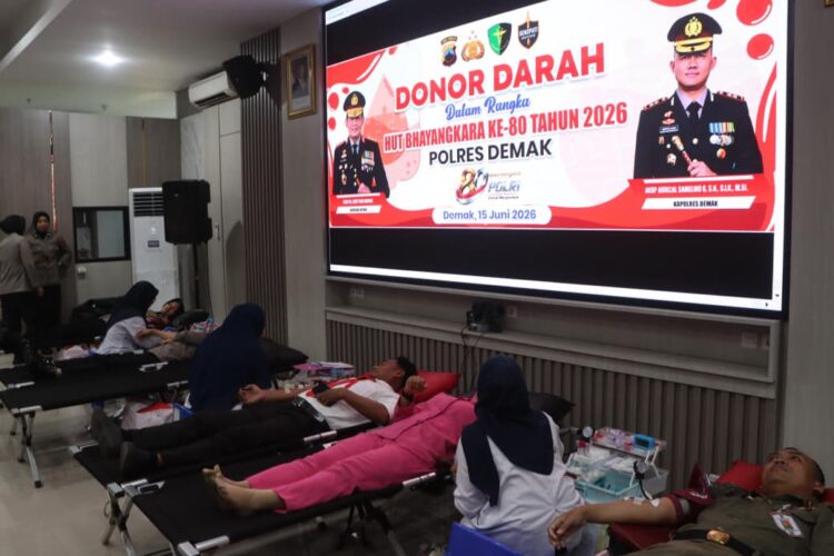 Polres Demak Gelar Donor Darah, Jelang Peringatan Hari Bhayangkara ke-80 25 Personel Polres Demak saat mengikuti kegiatan donor darah di Mapolres Demak. Foto : Burhan/Lingkar