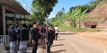 DPRD Soroti Jalan Kabupaten Semarang Rusak, Aktivitas Tambang Disebut Jadi Penyebab 16 Komisi C DPRD Kabupaten Semarang sidak kondisi jalan di Desa Tlompakan, Kecamatan Tuntang yang rusak diduga aktivitas tambang di wilayah Desa Ndelik, Kecamatan Tuntang, Kabupaten Semarang. Foto : DOK DPRD KAB.SEMARANG/LINGKAR