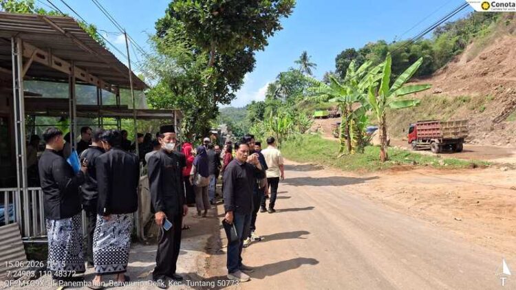 DPRD Soroti Jalan Kabupaten Semarang Rusak, Aktivitas Tambang Disebut Jadi Penyebab 25 Komisi C DPRD Kabupaten Semarang sidak kondisi jalan di Desa Tlompakan, Kecamatan Tuntang yang rusak diduga aktivitas tambang di wilayah Desa Ndelik, Kecamatan Tuntang, Kabupaten Semarang. Foto : DOK DPRD KAB.SEMARANG/LINGKAR