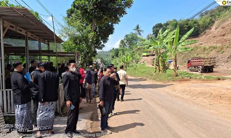 DPRD Soroti Jalan Kabupaten Semarang Rusak, Aktivitas Tambang Disebut Jadi Penyebab 25 Komisi C DPRD Kabupaten Semarang sidak kondisi jalan di Desa Tlompakan, Kecamatan Tuntang yang rusak diduga aktivitas tambang di wilayah Desa Ndelik, Kecamatan Tuntang, Kabupaten Semarang. Foto : DOK DPRD KAB.SEMARANG/LINGKAR
