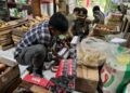 Petugas saat melakukan razia rokok ilegal. Foto : Burhan/Lingkar