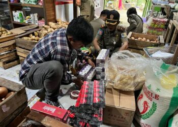 Petugas saat melakukan razia rokok ilegal. Foto : Burhan/Lingkar