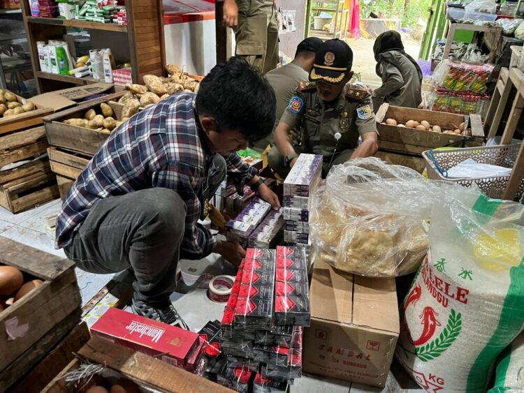 Petugas saat melakukan razia rokok ilegal. Foto : Burhan/Lingkar