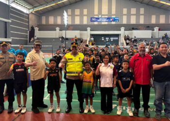 FOTO BERSAMA : Suasana pembukaan Kejurkot Bulutangkis di GOR SMUKI Salatiga, Rabu, 17 Juni 2026. Foto : Dok.PBSI Salatiga/Lingkar