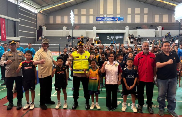 FOTO BERSAMA : Suasana pembukaan Kejurkot Bulutangkis di GOR SMUKI Salatiga, Rabu, 17 Juni 2026. Foto : Dok.PBSI Salatiga/Lingkar