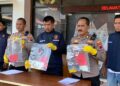 Polisi menunjukkan sejumlah barang bukti aksi komplotan curanmor dalam ungkap kasus di Mapolres Blora. Foto : Eko Wicaksono/Lingkar