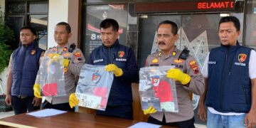 Polisi menunjukkan sejumlah barang bukti aksi komplotan curanmor dalam ungkap kasus di Mapolres Blora. Foto : Eko Wicaksono/Lingkar