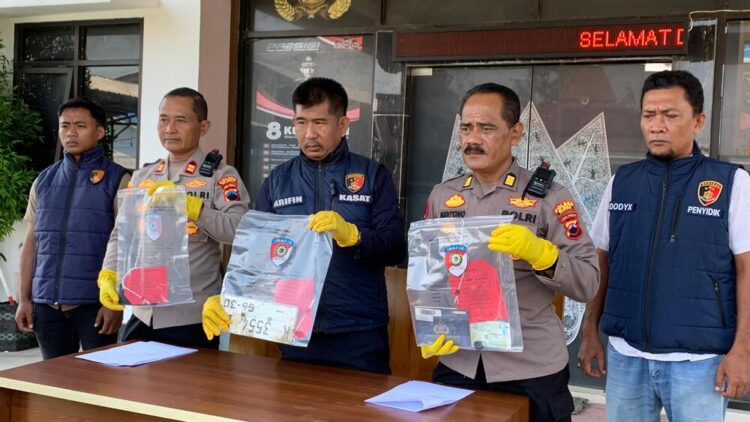 Polres Blora Ungkap Aksi Komplotan Curanmor Antar Daerah, 3 Pelaku Ditangkap 25 Polisi menunjukkan sejumlah barang bukti aksi komplotan curanmor dalam ungkap kasus di Mapolres Blora. Foto : Eko Wicaksono/Lingkar