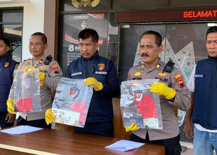 Polisi menunjukkan sejumlah barang bukti aksi komplotan curanmor dalam ungkap kasus di Mapolres Blora. Foto : Eko Wicaksono/Lingkar