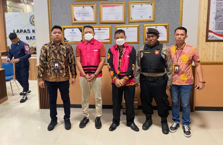 Tilep Dana BLUD Rp842 Juta, Tersangka Eks Kepala Puskesmas Blado II dan Bendahara Ditahan 25 Kejari Batang menahan mantan Kepala Puskesmas Blado II dan Bendahara atas tindak pidana korupsi dana BLUD tahun 2023-2025. Foto : Dok. Kejari Batang/Lingkar