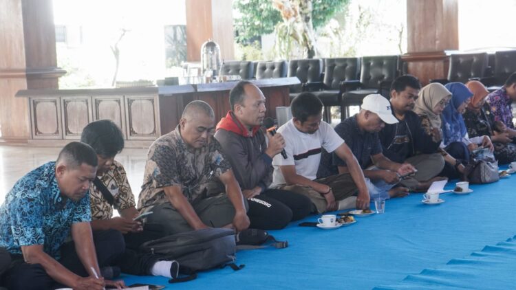 Wali Kota Salatiga : Penanganan Pencemaran Limbah Sungai Tritis Jangan Teguran Semata 25 DIALOG : Perwakilan warga berdialog dengan Wali Kota Salatiga dalam forum Curhat Bareng Mas Wali di Kantor Pemkot, Jumat, 19 Juni 2026. Foto: Dok.Prokompim Setda Salatiga/Lingkar