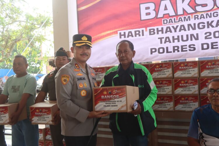 Sambut Hari Bhayangkara ke-80, Polres Demak Gelar Khitanan Massal hingga Cek Kesehatan Gratis 25 Polres Demak menggelar kegiatan bakti sosial. Foto : Burhan/Lingkar