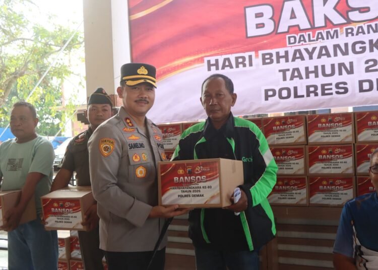 Polres Demak menggelar kegiatan bakti sosial. Foto : Burhan/Lingkar