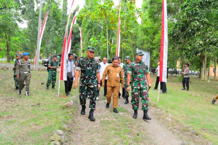 Kehadiran Yonif TP di Pekalongan Diyakini Picu Perputaran Ekonomi Masyarakat 25 Pangdam IV/Diponegoro Mayjen TNI Achiruddin Darojat didampingi Plt. Bupati Pekalongan Sukirman saat meninjau lokasi pembangunan Yonif Teritorial Pembangunan di Kabupaten Pekalongan, Senin (22/6/2026). Foto : Fahri Akbar/Lingkar