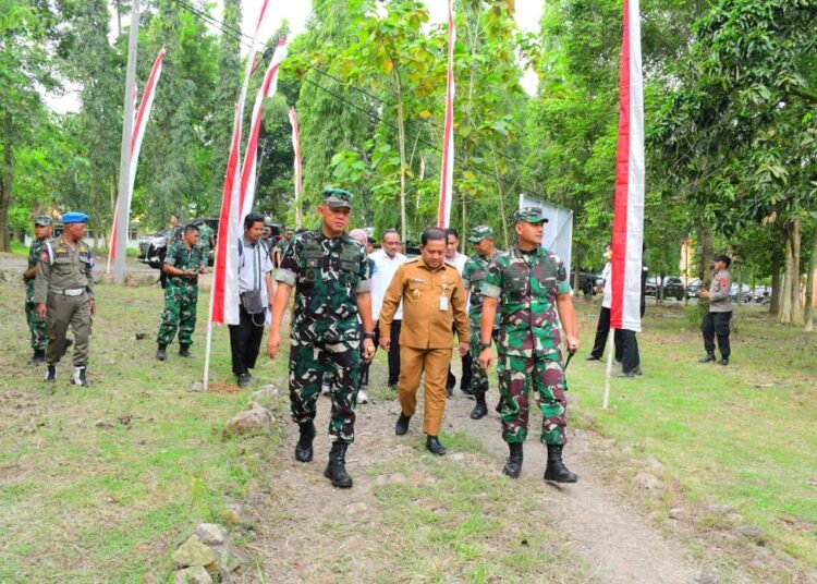 Kehadiran Yonif TP di Pekalongan Diyakini Picu Perputaran Ekonomi Masyarakat 25 Pangdam IV/Diponegoro Mayjen TNI Achiruddin Darojat didampingi Plt. Bupati Pekalongan Sukirman saat meninjau lokasi pembangunan Yonif Teritorial Pembangunan di Kabupaten Pekalongan, Senin (22/6/2026). Foto : Fahri Akbar/Lingkar