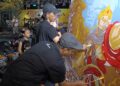 Salah satu pelukis menyampaikan aspirasinya lewat mural saat Festival BAF di di Jalan Veteran Batang, Kabupaten Batang. Foto : Dok.Pemkab Batang/Lingkar